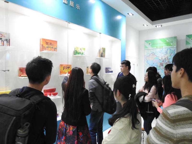 新加坡理工大学交流生莅临南京圣诺生物参观交流